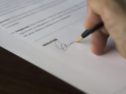 Cláusulas de arbitraje obligatorio: Por qué debe tener cuidado con la letra pequeña